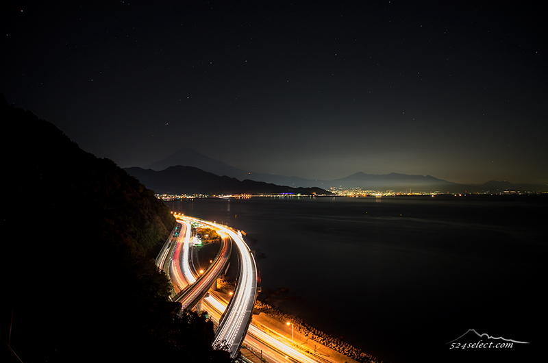さった峠からの夜景〜静岡県由比 東名高速道の車の光跡を撮影！富士山のシルエットと光のライン