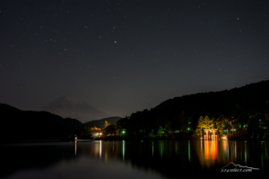 夜の箱根 芦ノ湖と星空