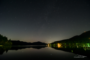 夜の箱根 芦ノ湖と星空