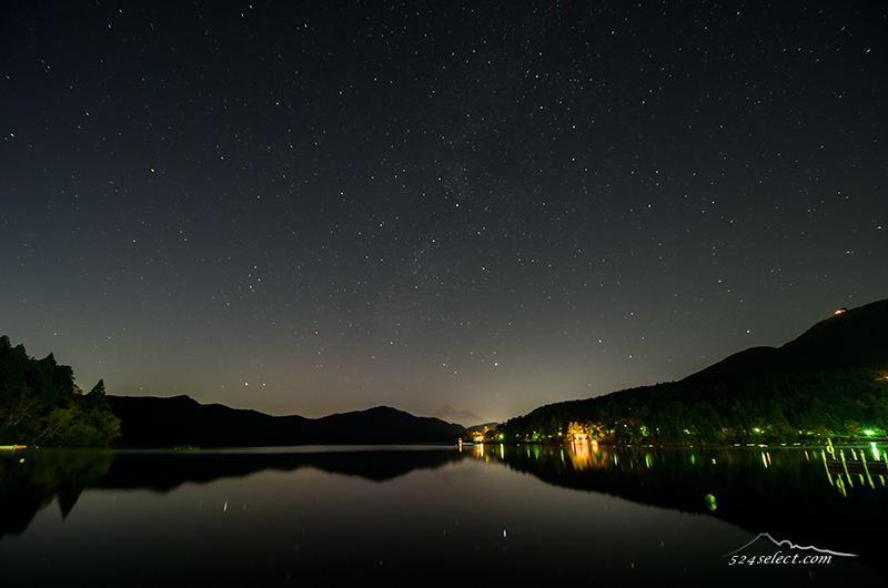 夜の箱根芦ノ湖と星空〜芦ノ湖に映り込む鳥居のライトアップ！富士山も見える星空撮影スポット