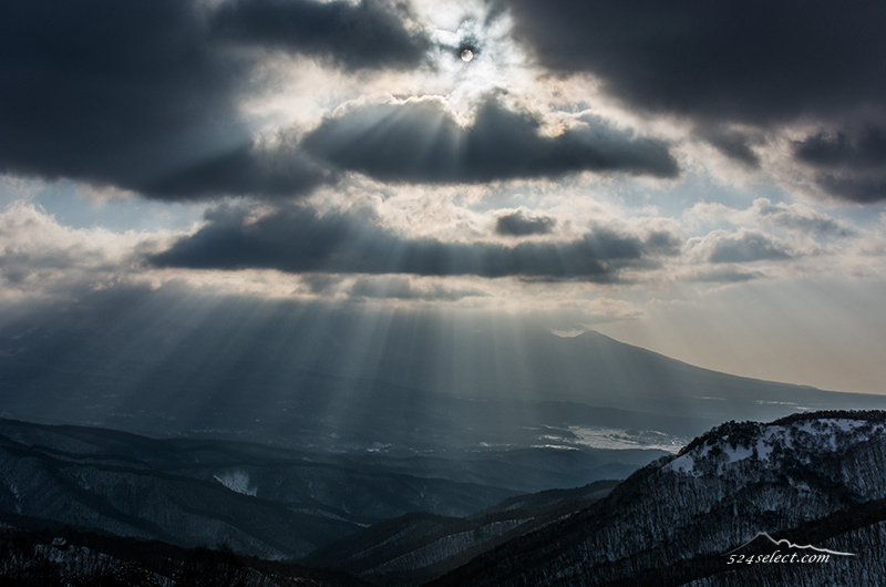天使の梯子〜雪の山と光のシャワー降り注ぐ冬の太陽の温かさ！雲があるからこそ撮れる被写体