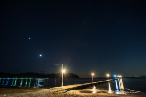 原岡海岸〜東京湾の海から富士山へと続く雰囲気ある桟橋の夕景！裸電球が素敵な房総半島の海岸