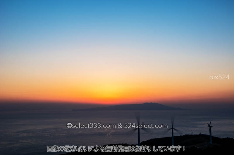 東伊豆の海を臨む絶景地から夜明けの風景を撮影するひと時！水平線の美しさに見惚れる風景