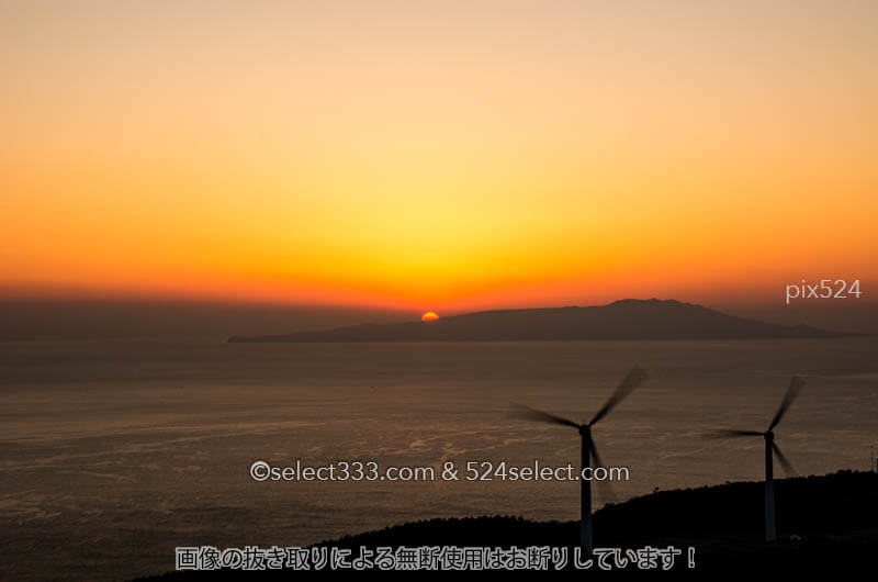 東伊豆から朝日の撮影〜伊豆大島からの日の出と風力発電機！春の海風伊豆半島の景色