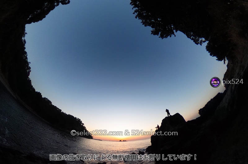 真鶴半島三ツ石からの日の出〜しめ縄に絡む朝日の神々しさ！年始めにふさわしい朝の風景