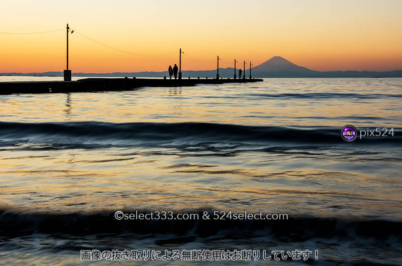 原岡海岸〜東京湾の海から富士山へと続く雰囲気ある桟橋の夕景！裸電球が素敵な房総半島の海岸