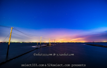 工場へと伸びる海の上の電柱日没後の風景〜東京湾の干潟の景色！人気のスポット遠浅の海岸